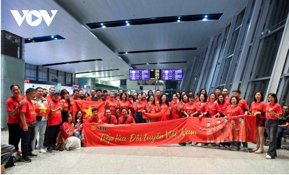 Vietnamese fans head to Thailand to cheer on national football team